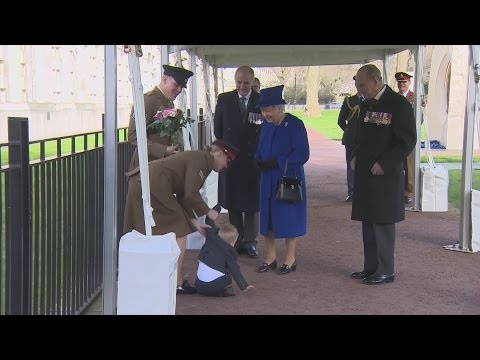 طفل يرفض المصافحة وتقديم الورود لملكة بريطانيا