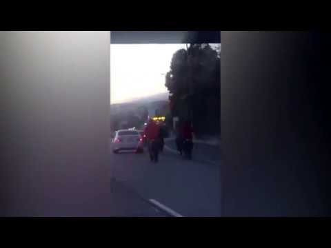 عصابة دراجات نارية تحاصر سيارة على الطريق