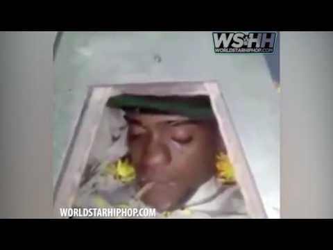 شاهد مشيعون يضعون سيجارة حشيش في فم جثة سجين