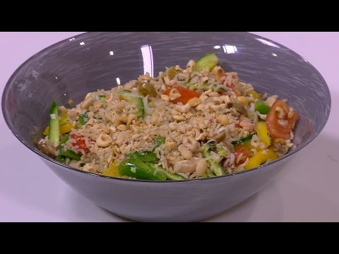 بالفيديو طريقة إعداد ومقادير سلطة أرز بني بالخضار والبندق