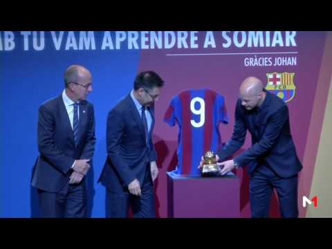 كشف الستار عن تمثال لكرويف في كامب نو