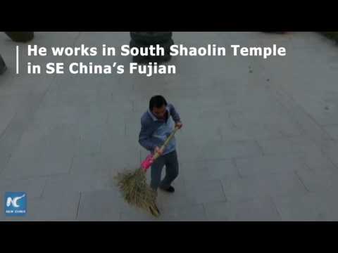 عامل نظافة صيني يستعرض مهارته في الكونغ فو بـ المقاشة