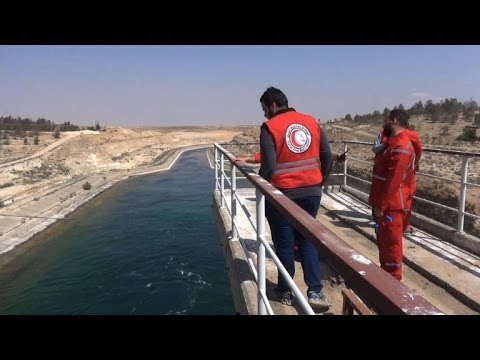 شاهد قوات سورية الديموقراطية تحضر فنيين إلى سد الطبقة