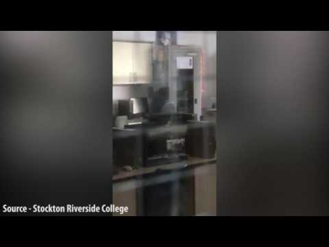 عفريت يجلس أمام كمبيوتر داخل كلية