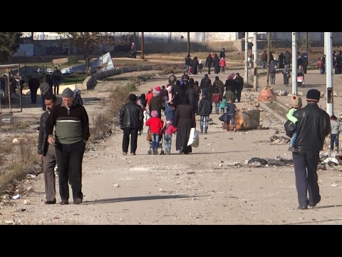 شاهد أهالي حي الوعر المُحاصر يغادرون باتجاه مدينة جرابلس