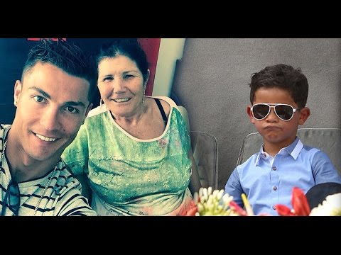 والدة كريستيانو رونالدو ونجله في جولة سياحية