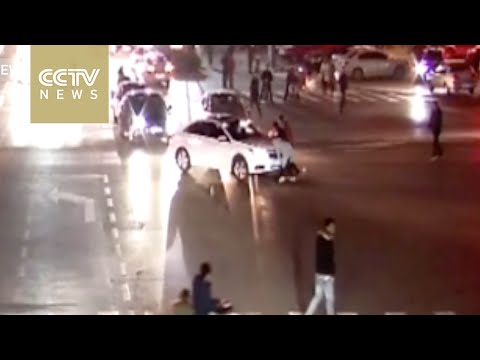 سيارة تدهس طفلة أمام المارة في شوارع الصين