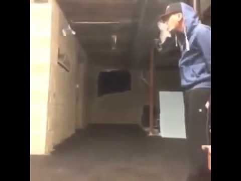 شاب يستعرض مهاراته في تدخين «الشيشة»