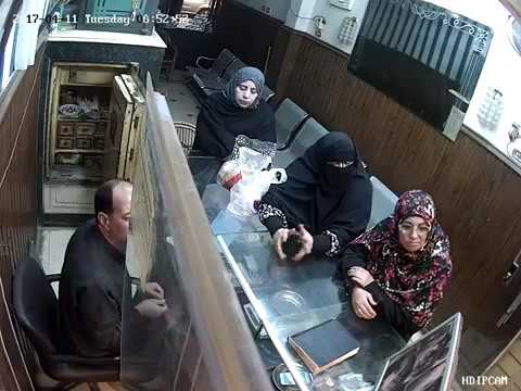 شاهد فتاة تسرق مشغولات ذهبية بعد مغافلة صائغ في المنوفية