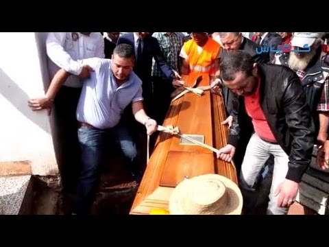 شاهد  رشيدة داتي تودِّع والدها في مقبرة الغفران