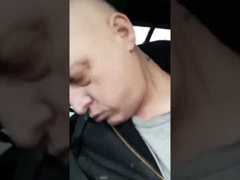 أميركي يفقد الوعي بعد استغلال الإشارة الحمراء في تعاطي الهروين