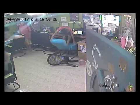 رجل يقفز في الهواء بعدما حاول ثعبان لدغه