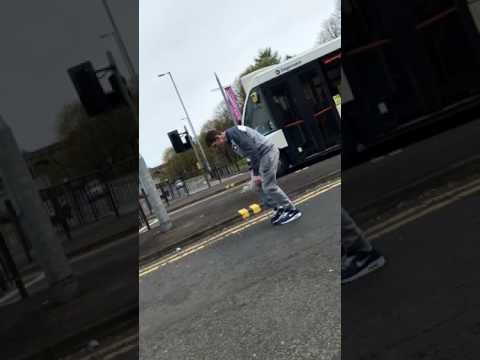 شاهد رجل في حالة سكر شديدة يُثير ضحك رواد مواقع التواصل