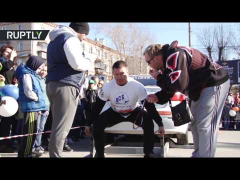 شاهد رجال أقوياء يشـاركون في مسابقة لرفع أوزان فوق ألف كيلوغرام في تشيلابينسك