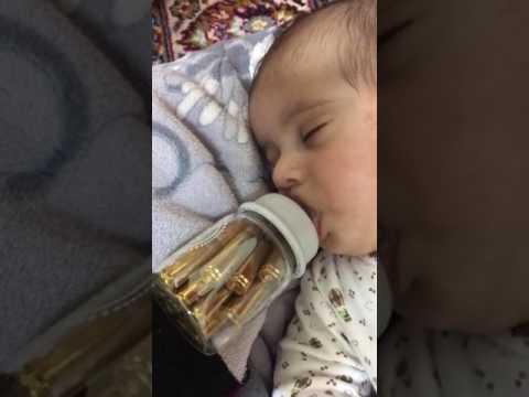 شاهد طفل سعودي يرضع رصاص يثير غضب رواد مواقع التواصل