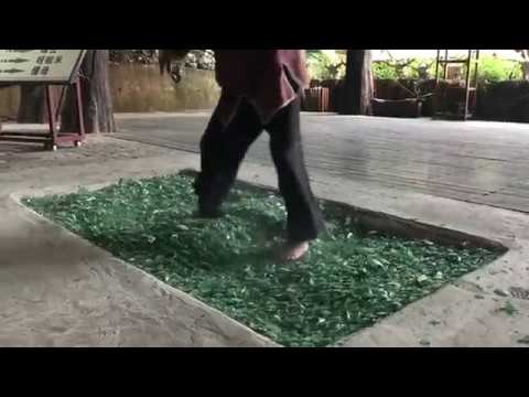 شاهد الرقص على الزجاج المكسور تجربة جديدة لمغامر أسيوي