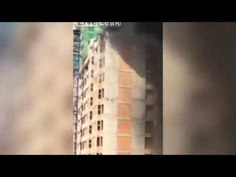 بالفيديو لحظات مروعة لسقوط شاب من الطابق الحادي عشر