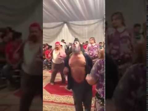 شاهد راقصة تهرب من شخص غريب في عرس مغربي
