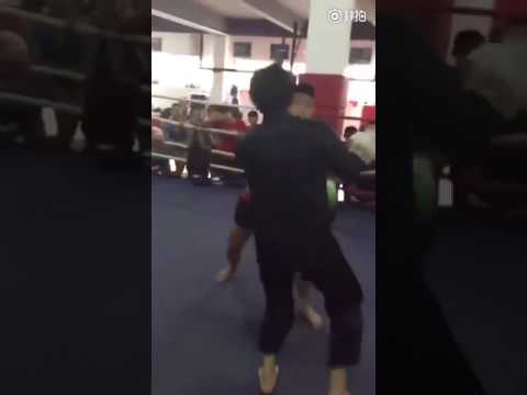 شاهد ملاكم يطيح بمعلم فنون قتال في 7 ثوان