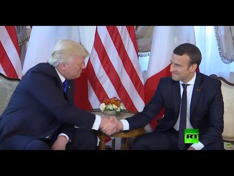 ماكرون وترامب يتنافسان في قوة المصافحة