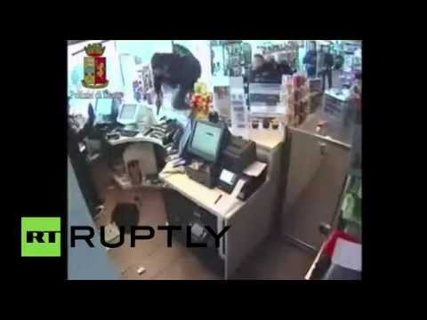 عملية سطو على سوبر ماركت بـمسدس لعبة