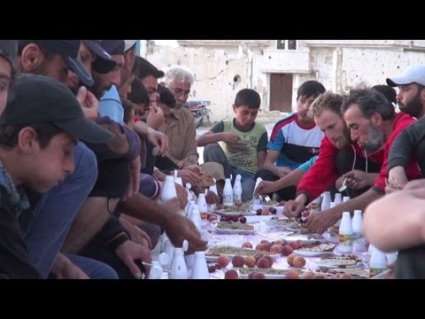 شاهد مئات الوجبات المجانية للصائمين في مدينة تلبيسة السورية