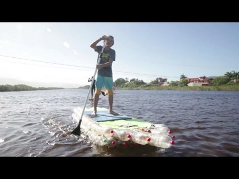 شاهد ألواح تجديف من عبوات بلاستيك مُعاد تدويرها لمكافحة التلوث