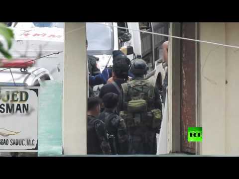 شاهد لحظة اعتقال عناصر التنظيم المرتبط بـداعش في الفلبين