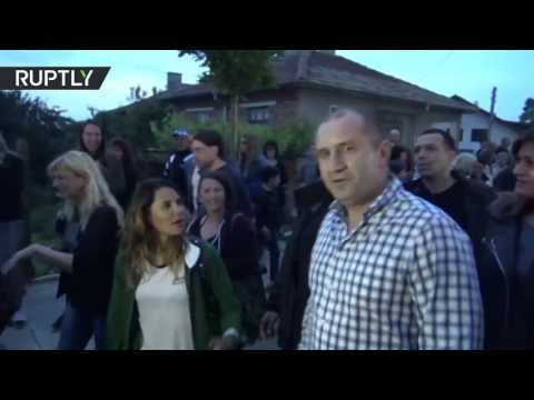 شاهد فتاة تسأل الرئيس البلغاري عن أهميته