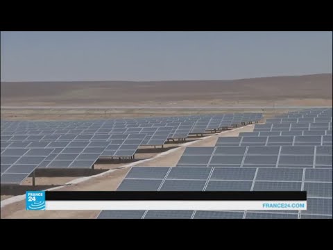 شاهد الطاقة الشمسية في مخيم للاجئين في الأردن لتوفير الطاقة وفرص عمل