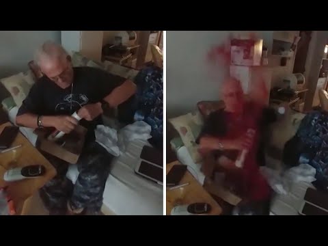 مقلب طريف من الابن لوالده