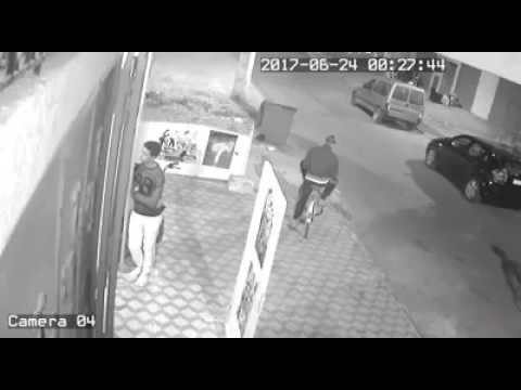 لص يسرق دراجة نارية من أمام محل بطريقة ماكرة