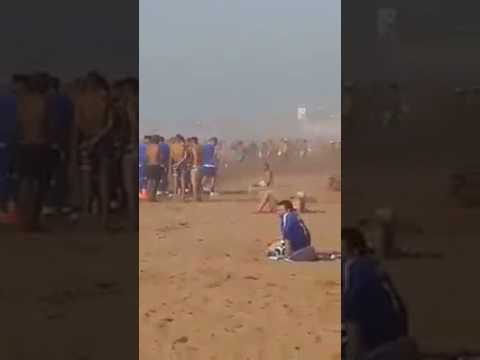 شاهد الرجاء البيضاوي يقيم تدريباته بين المصطافين على شاطئ