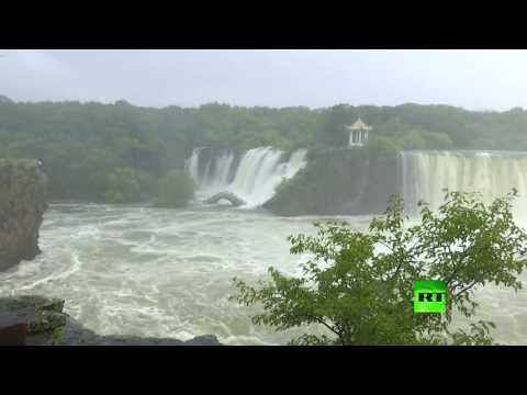 شاهد أمطار غزيرة تصنع شلالًا على شكل حدوة الحصان