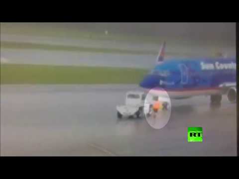 شاهد صاعقة تضرب موظفًا في مطار أميركي