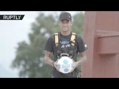 شاهد نيمار يستعرض مهاراته الكروية