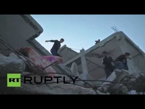 سكان غزة يمارسون الباركور على أطلال الحرب