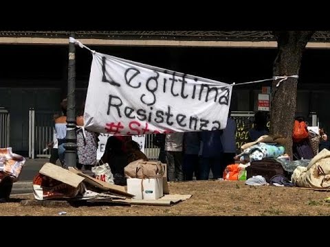 شاهد اللاجئون في روما يحتجون على إخلائهم من منازلهم