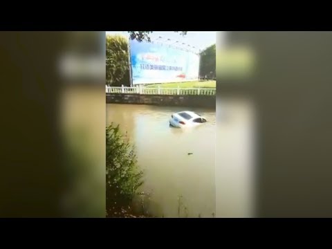 ديلفري يتحوّل إلى بطل بعد إنقاذه قائد سيارة من الموت المحقّق