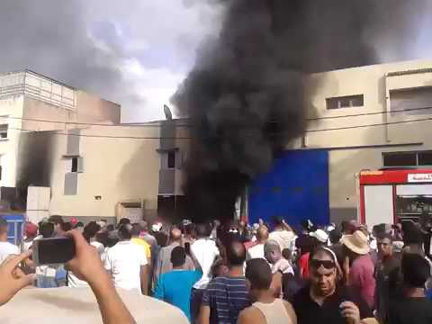 شاهد حريق ضخم يلتهم منزلًا في الحي الصناعي في القنيطرة