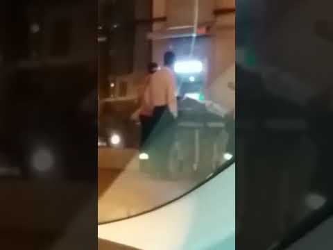 نقل مريض بسريره إلى صرّاف آلي لسحب نقود استكمال العلاج