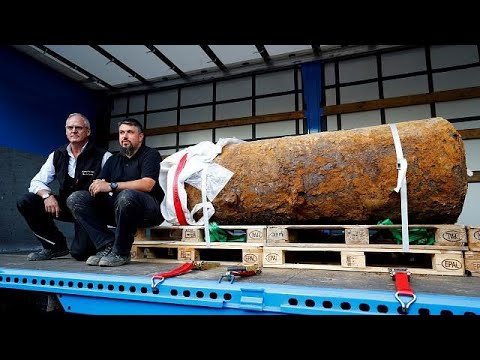 شاهد خبيرا متفجرات ينزعان فتيل قنبلة ضخمة من الحرب العالمية