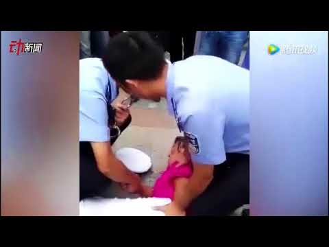 شاهد ضابط يعتدي على امرأة تحمل طفلتها على طريقة المصارعة الحرة