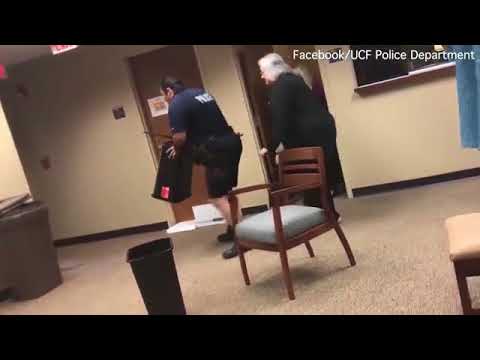 مطاردة هيستيرية لثعبان داخل مركز شرطة أمريكي