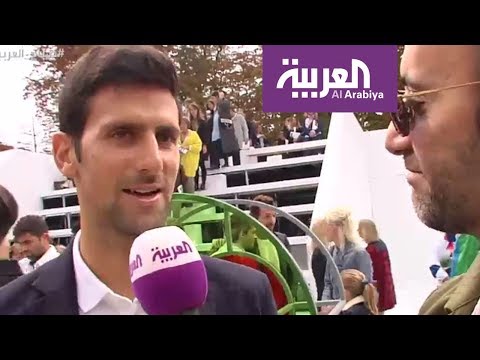 لاعب التنس العالمي novak djokovi في عرض أزياءlacoste