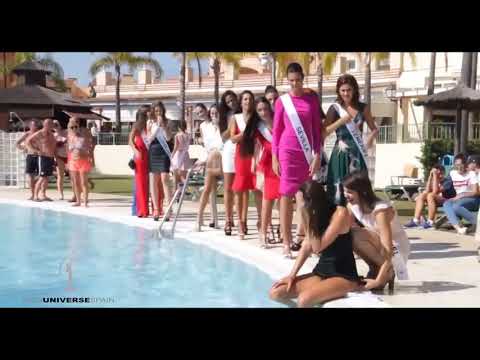 لحظة سقوط إحدى المنافسات في مسابقة سيدة الكون إلى حمام السباحة