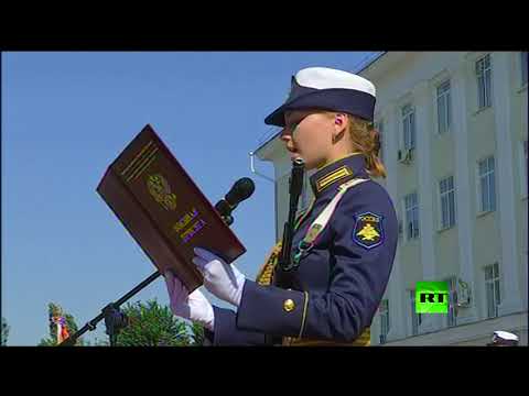 16 فتاة تؤدي القسم في مدرسة الطيران الحربي العليا