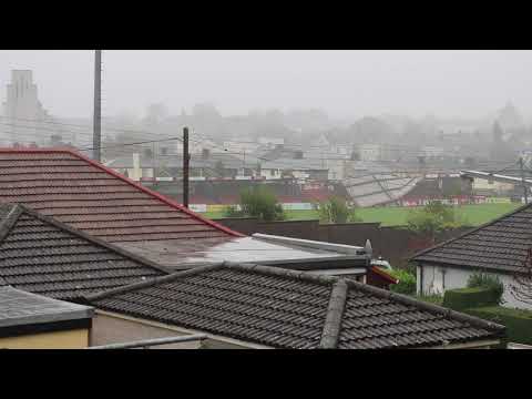 شاهد لحظة اجتياح عاصفة قوية لأحد الملاعب في أيرلندا