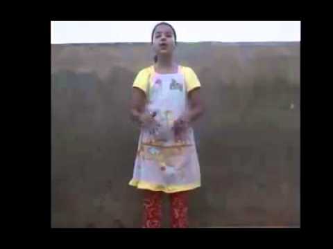 طفلة مغربيَّة تُشارك في دلو التراب