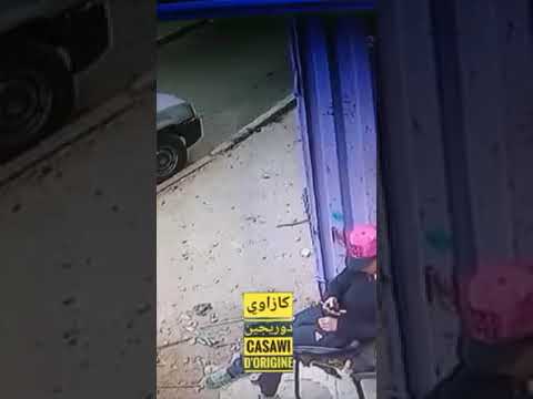 لحظة خطف لص هاتف من يد صاحبه